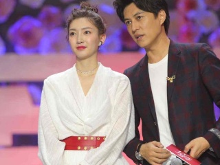 “完美体育官网”傅首尔身世 父母离异跟着外婆长大如今因老公上热搜(图2) 完美体育赛事官方